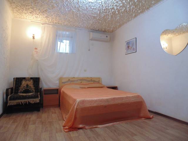 Сдаeм 1-ком.дом, 400м от моря в Евпатории.