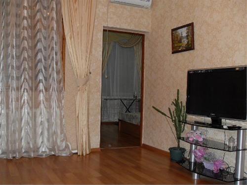 Трехкомнатная квартира в центре, вблизи моря